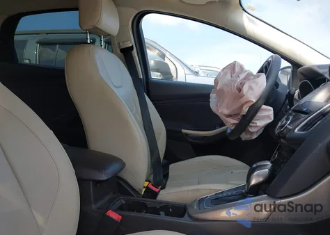 2018 Ford Focus Titanium z USA, uszkodzony, nr VIN 1FADP3J27JL294615